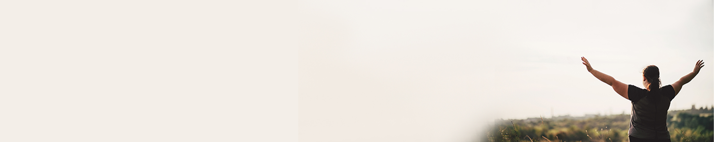 overvektig kvinne på fjelltopp. 