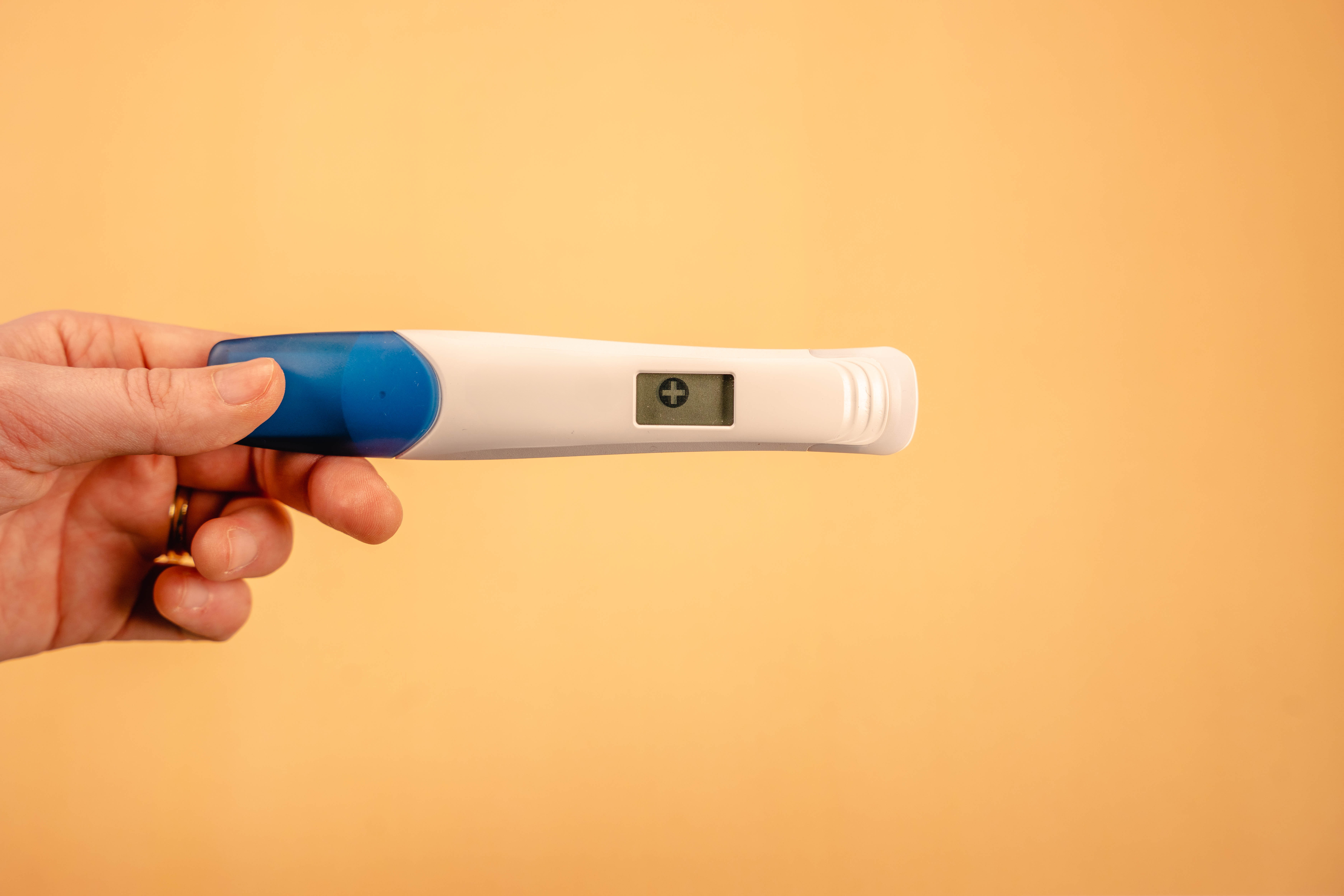 Hånd som holder en graviditetstest. 