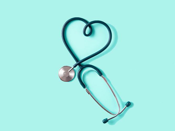 Stetoskop til lege med turkis bakgrunn