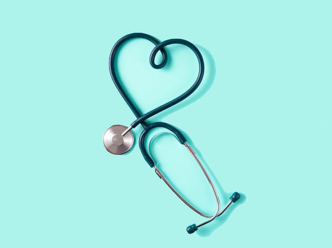 Stetoskop til lege med turkis bakgrunn