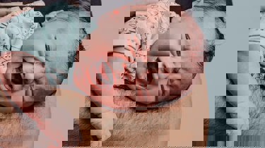 Spedbarn med kolikk som gråter