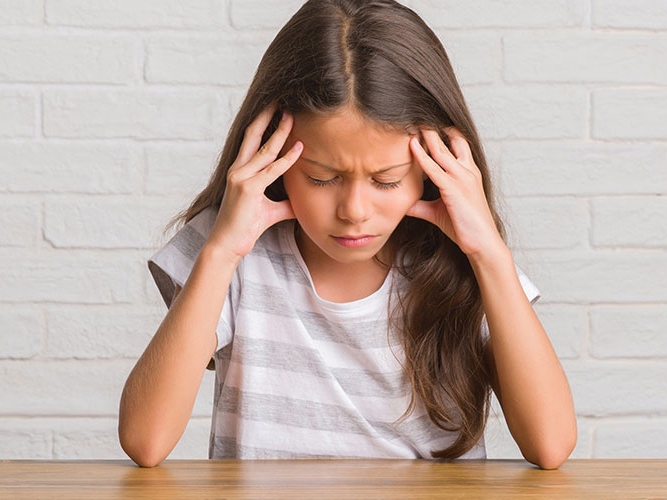 Jente med hodepine