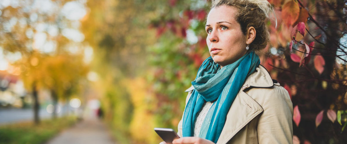 kvinne 40 titter bekymret ut i luften. høstbakgrunn. foto. 