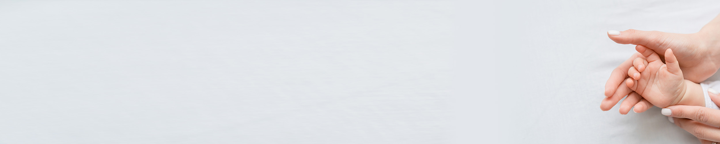 En baby hånd som ligger i moren sin hånd.