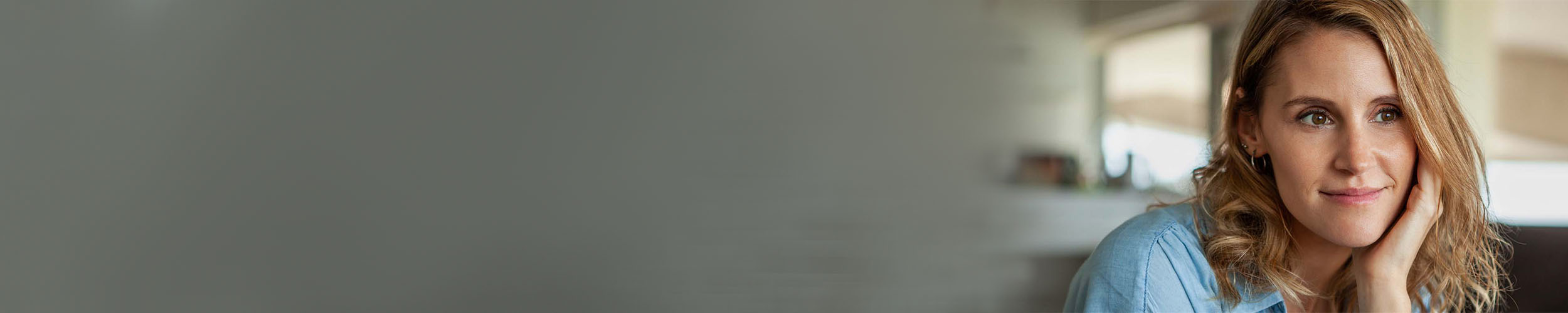 kvinne i 30-årene tenker og ser ut i luften. 