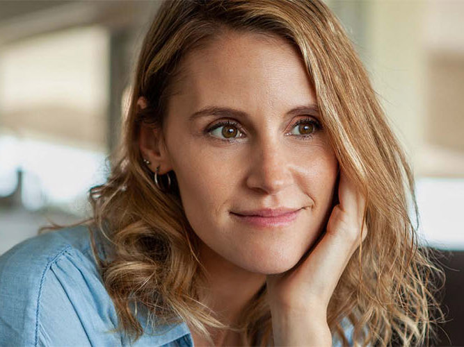 kvinne i 30-årene tenker og ser ut i luften.