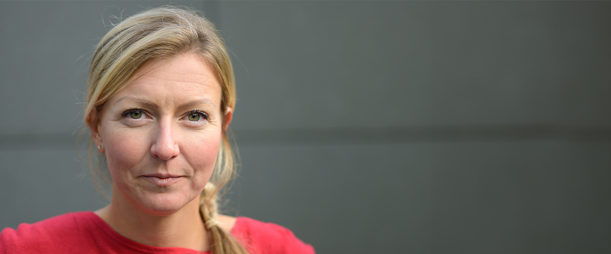 Smilende kvinne i 40-årene