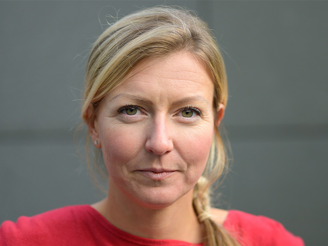 Smilende kvinne i 40-årene