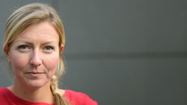 Smilende kvinne i 40-årene