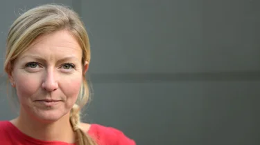 Smilende kvinne i 40-årene