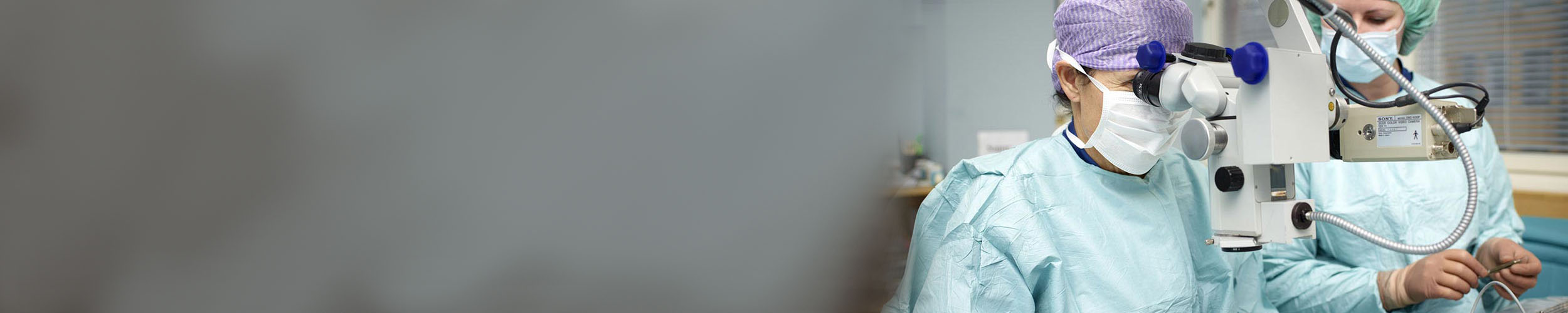 To kirurger som jobber inne på operasjon.