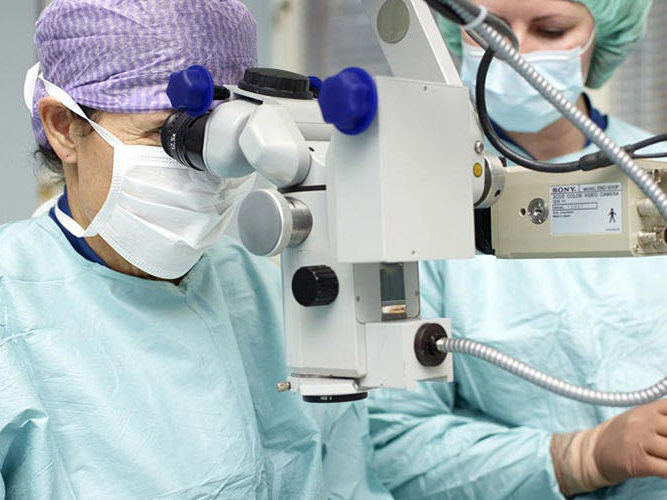 To kirurger som jobber inne på operasjon.