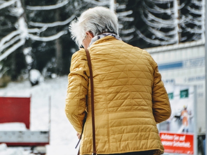 Eldre dame som er ute og går på vinteren