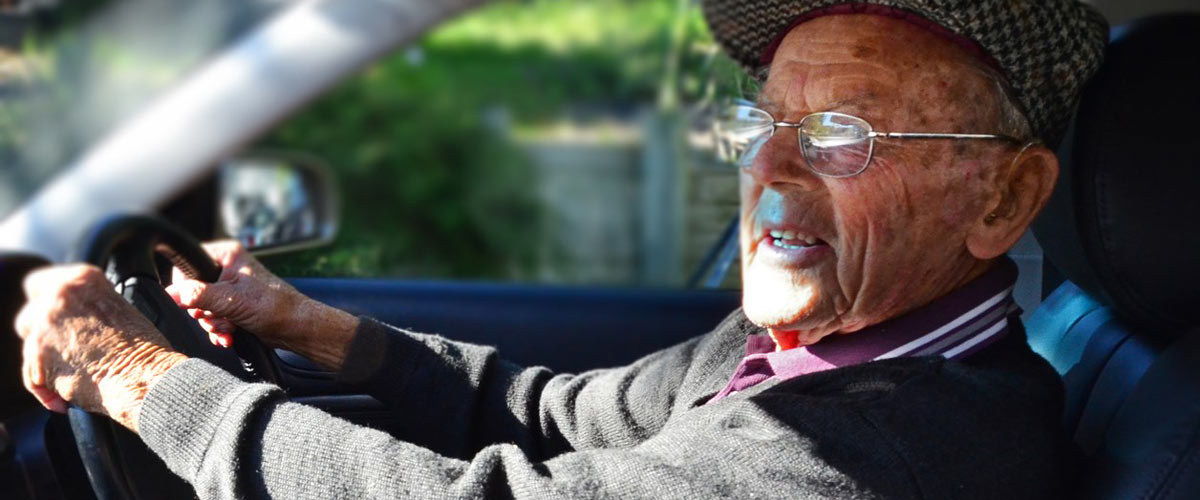 Eldre mann i bil