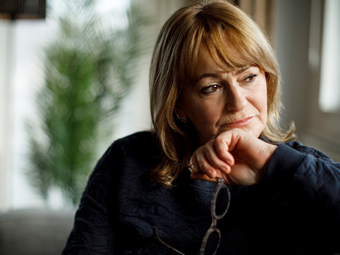 Eldre dame som ser tenkende ut.