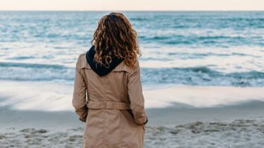 Kvinne som står ved vannet