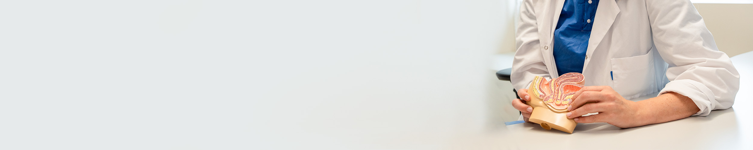 Kvinne holder en figur av underlivet