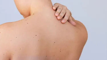 Person står med ryggen til