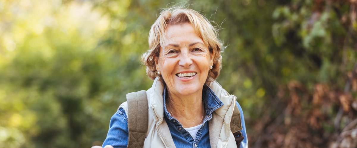 Eldre dame på tur med staver