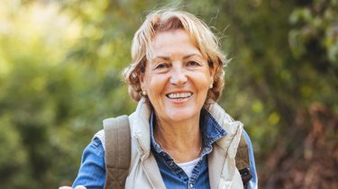 Eldre dame på tur med staver