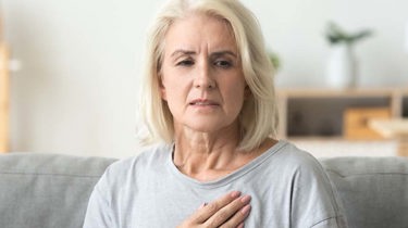 Dame som bekymret holder på hjertet