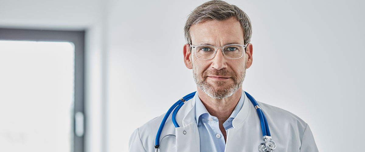 mannlig kardiolog som ser rett i kameraet. 