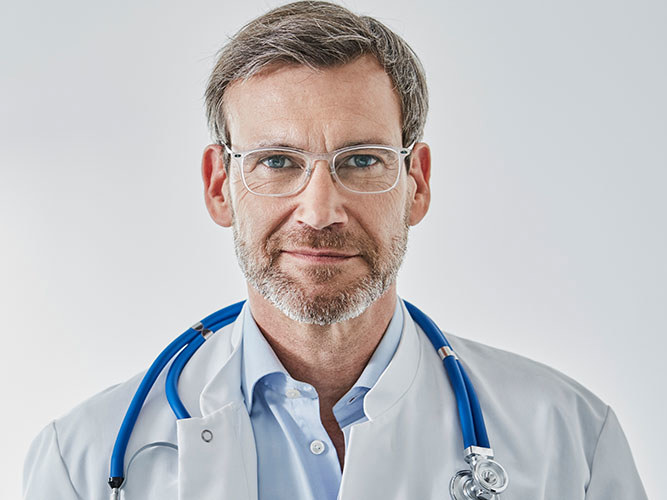 mannlig kardiolog som ser rett i kameraet.