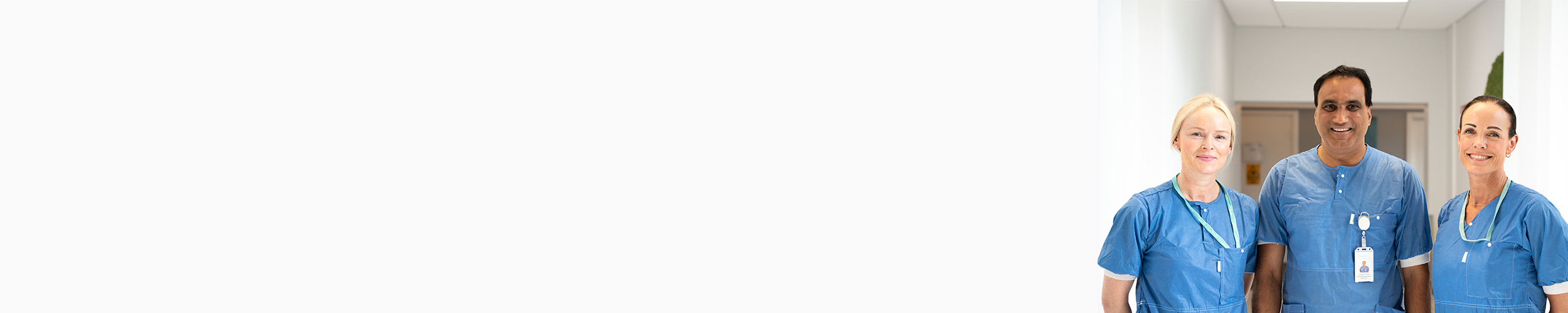 Tre smilende ansatte som arbeider ved gastrolabben.