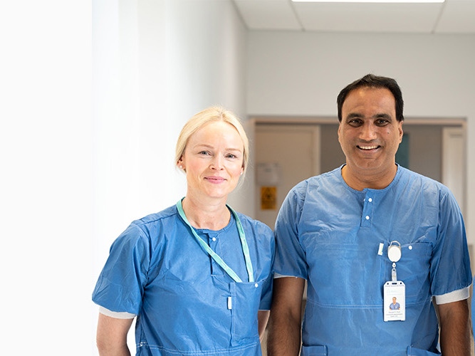 Tre smilende ansatte som arbeider ved gastrolabben.