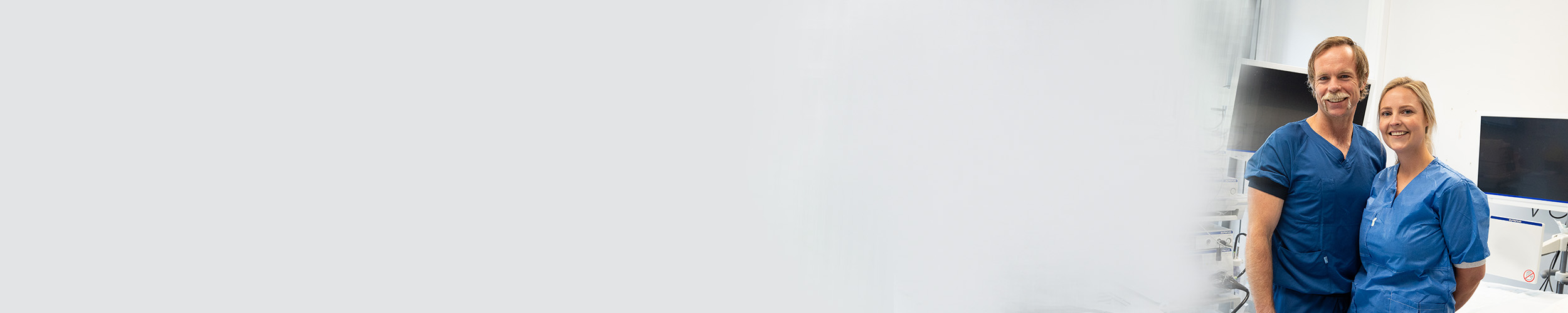 En mann og en kvinne smiler til kamera. Begge to arbeider på Aleris gastroavdeling.