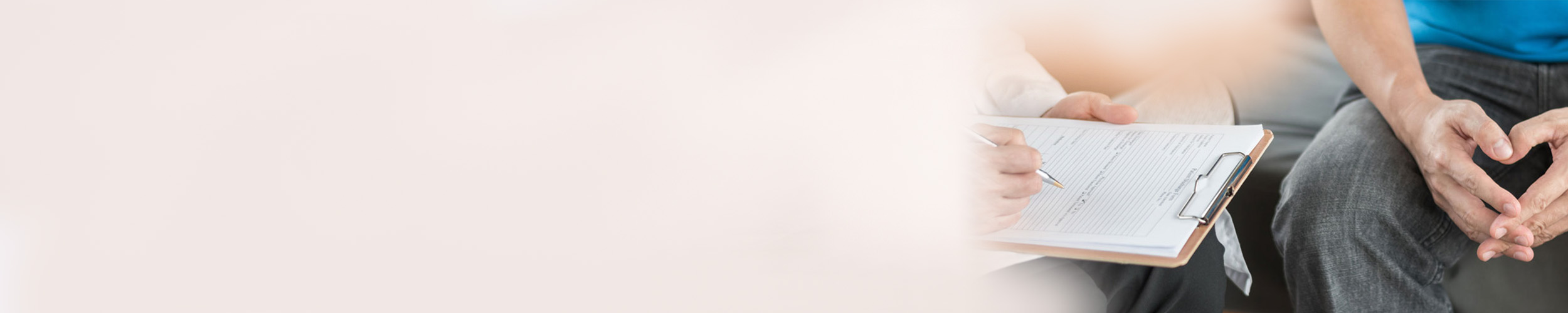 Mann på konsultasjon hos lege.