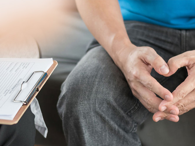 Mann på konsultasjon hos lege.