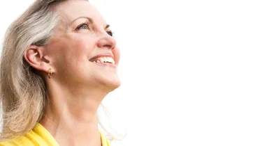 Nærbilde av ansiktet til en kvinne som smiler.