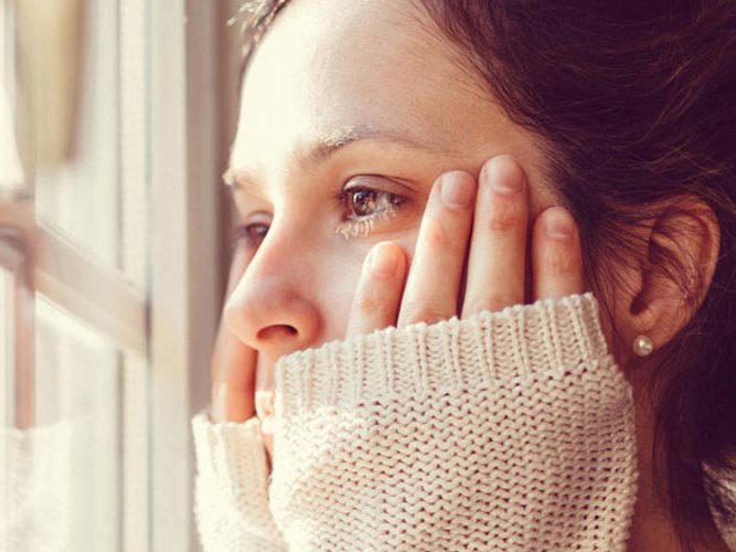 Nærbilde av bekymret dame