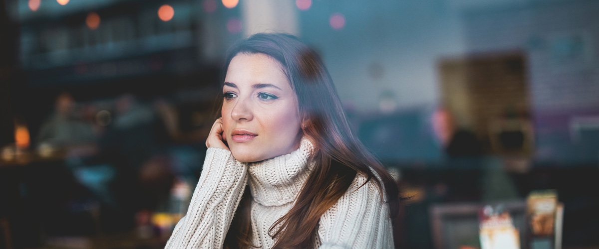 ung kvinne som stirrer ut vinduet. 