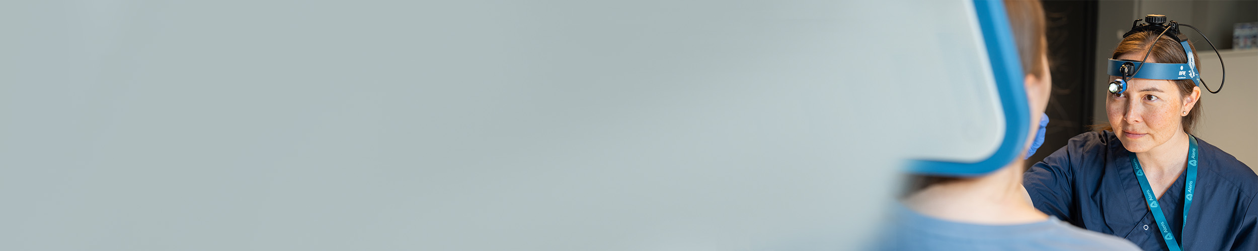 Øre-nese-halsspesialist undersøker pasient.