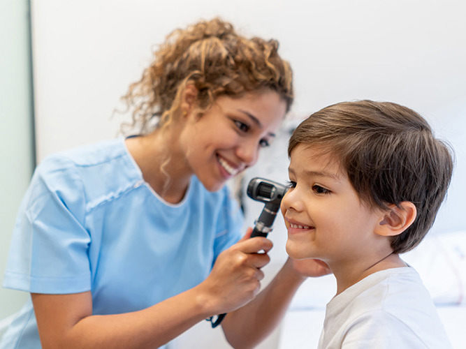 Barn som undersøkes av øre-nese-halsspesialist