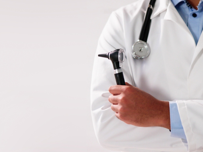 Legefrakk med verktøy i hendene