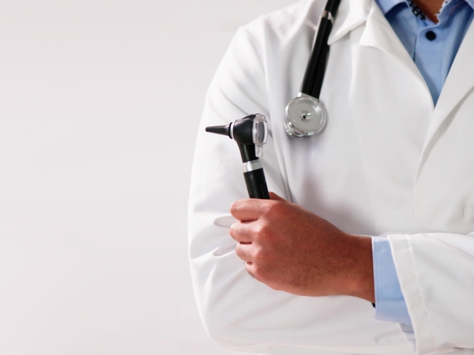 Legefrakk med verktøy i hendene