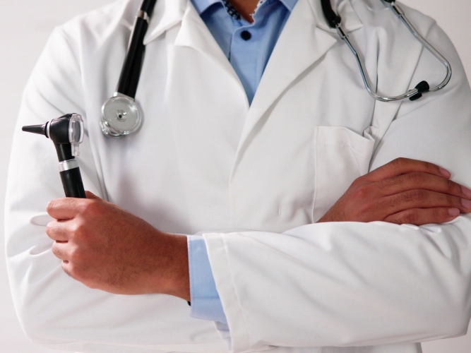 Legefrakk med verktøy i hendene