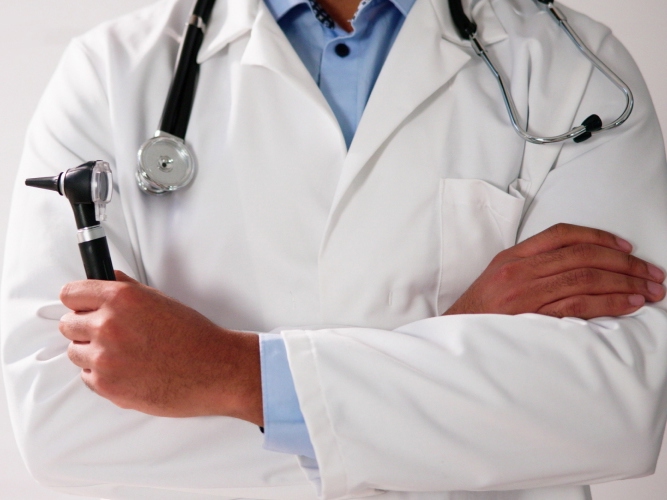 Legefrakk med verktøy i hendene