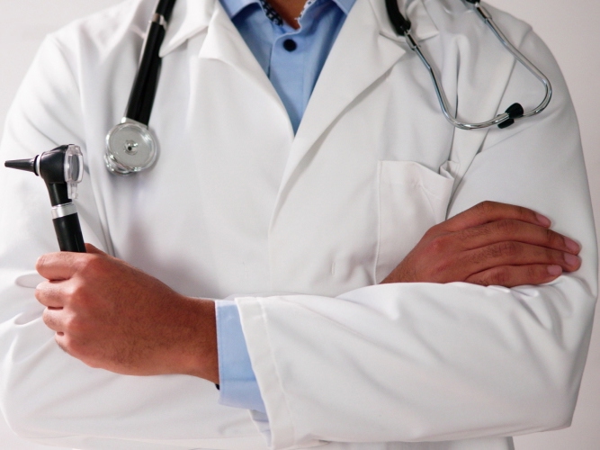 Legefrakk med verktøy i hendene