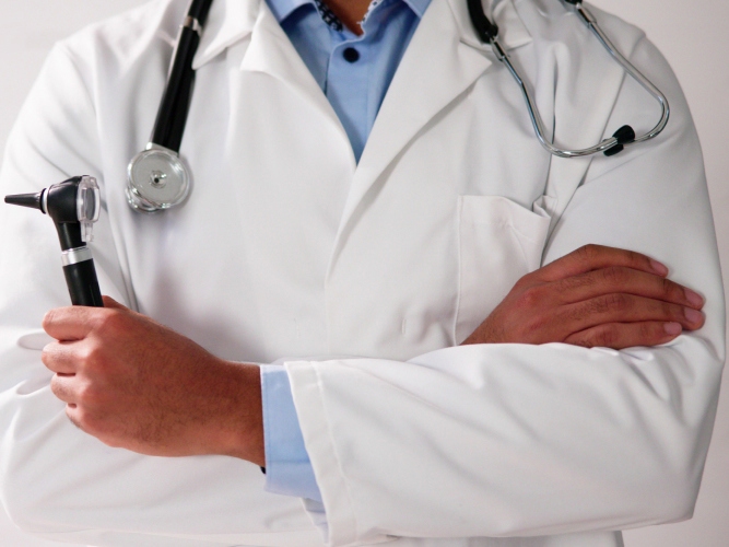 Legefrakk med verktøy i hendene