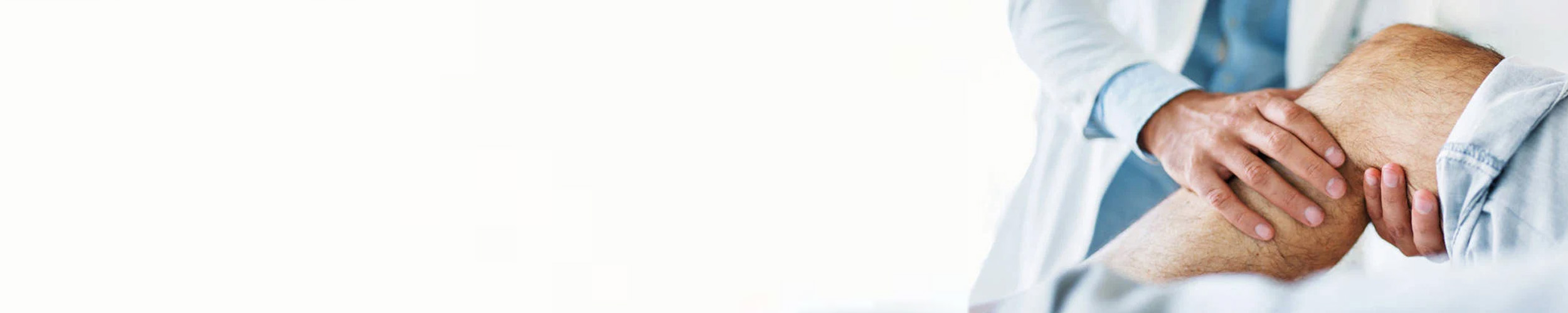 Lege holder i kneet til pasient