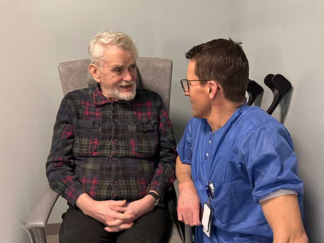 Per og kirurg Jørgen Jebens Nordskar. kneprotese.