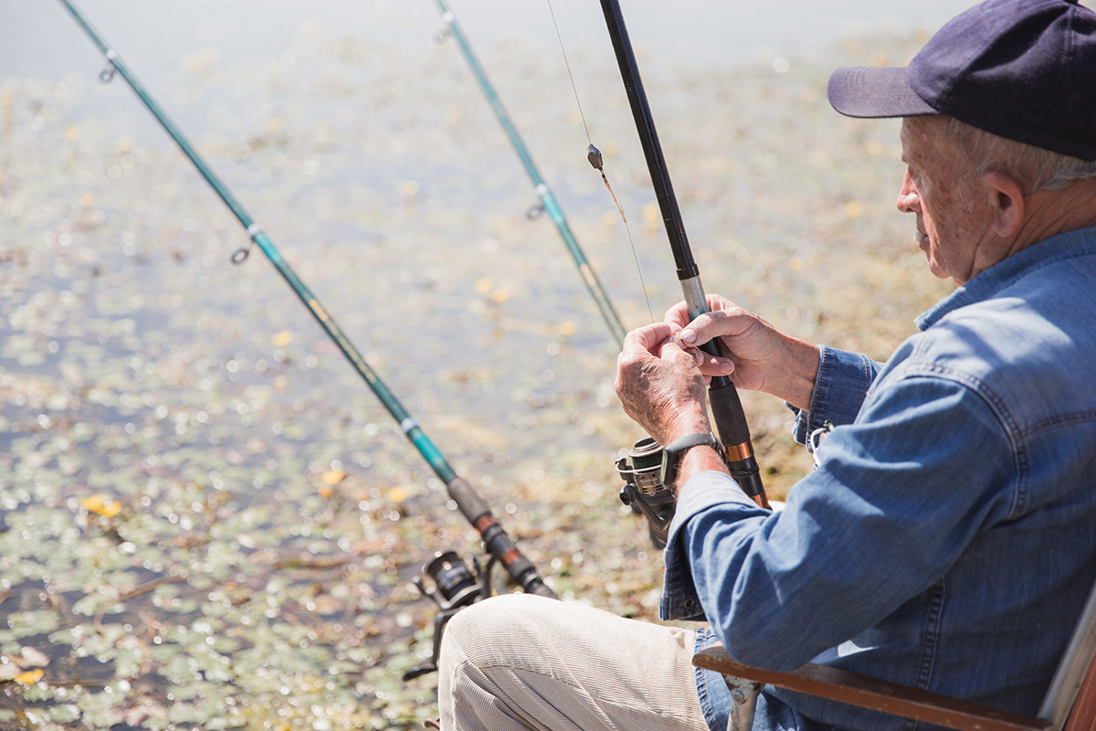 Eldre mann på fisketur