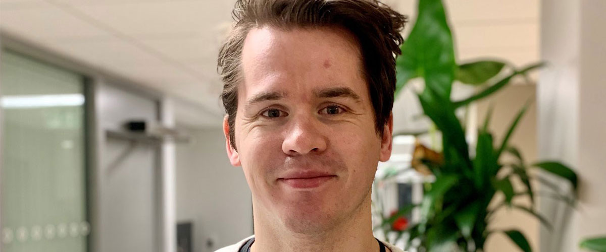 Nærbilde av ung mann som smiler etter laseroperasjon.