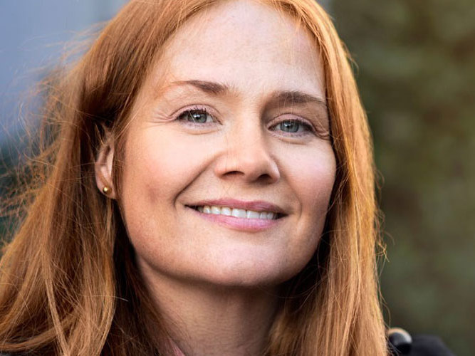 ung kvinne som ser inn i kameraet. foto.