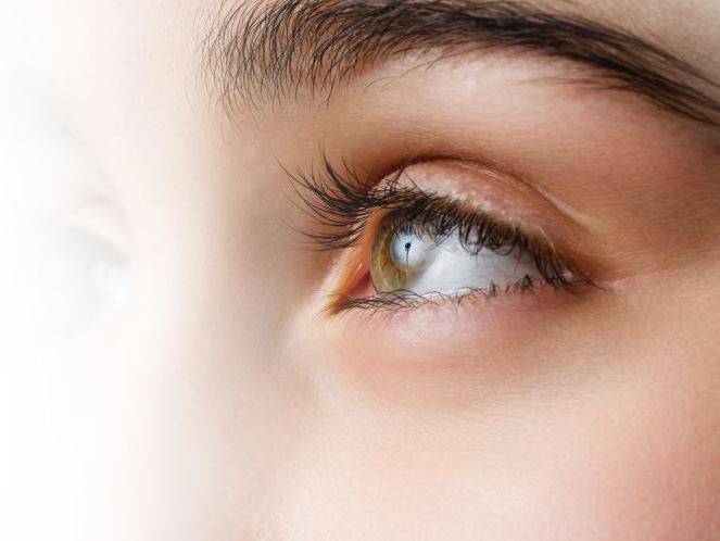 Sideprofil av øye, optiker hos Aleris