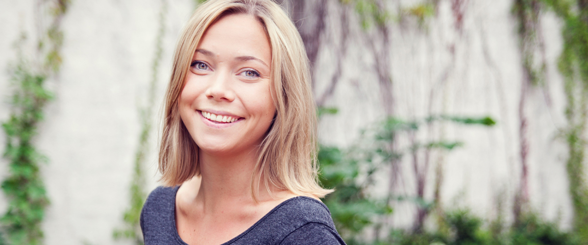 Jente som smiler fornøyd til kamera etter laseroperasjon